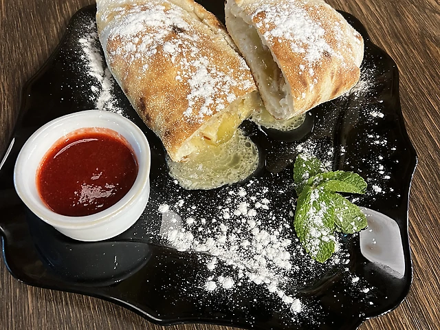 Кальцоне з яблуком, корицею та камамбером