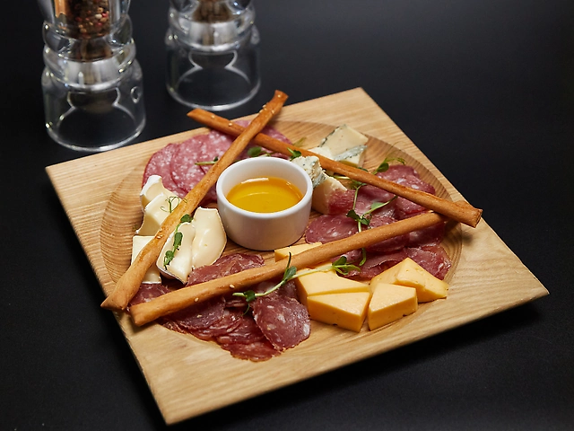 Тарелка сыров и сыровяленых деликатесов