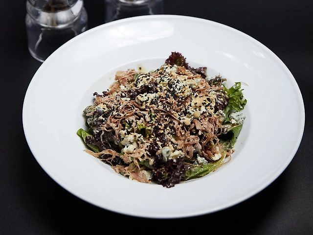 Салат с утиной ножкой,сыром Дор-блю и грушей