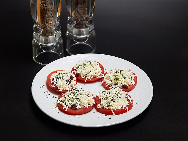 Помидоры по- итальянски с бастурмой