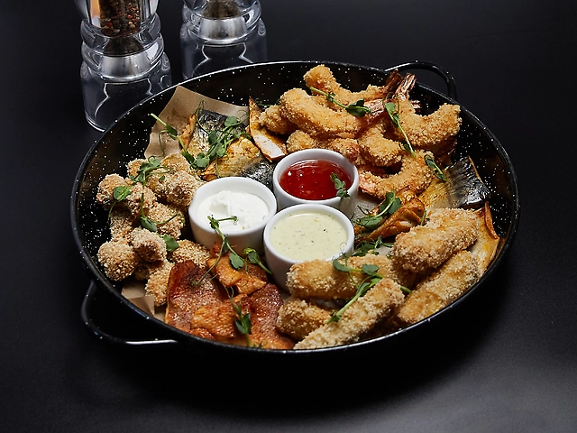 Сковородка морепродуктов и рыбы