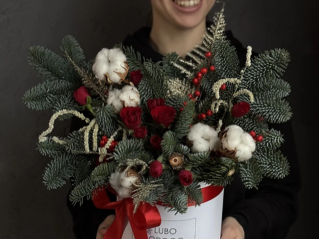 Різдвяна композиція з ялинкою та трояндами