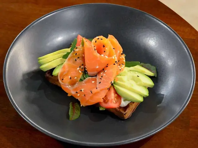 Вафлі бельгійські з лососем та авокадо