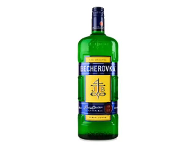 Лікерна настоянка на травах Becherovka  0,5л. 38%