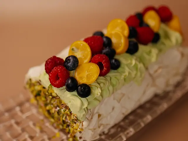 Меренговий рулет з малиною